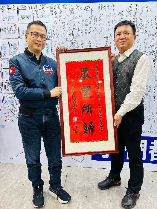 羅智強（左）接受行政院長陳建仁祝賀鏡屏。（圖／汪純怡攝影）